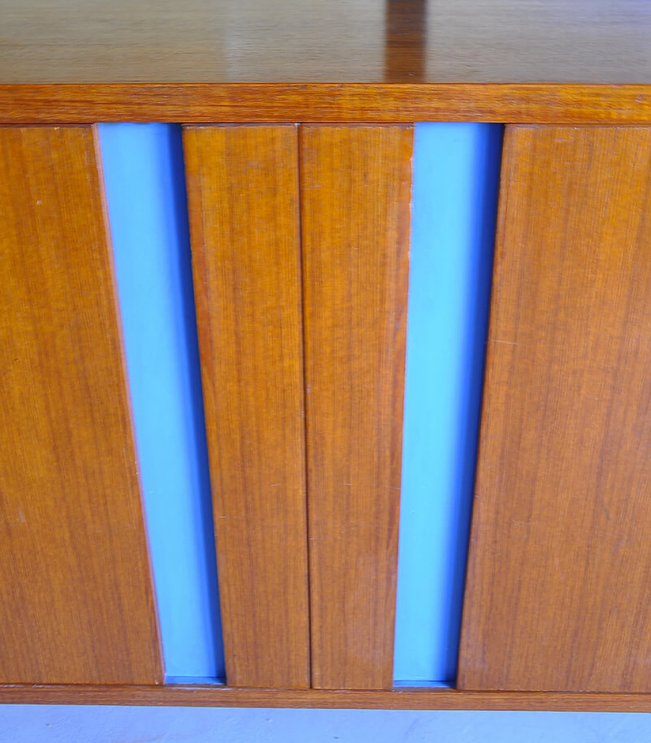 Credenza alta in legno con inserti azzurri, anni '70 1242408