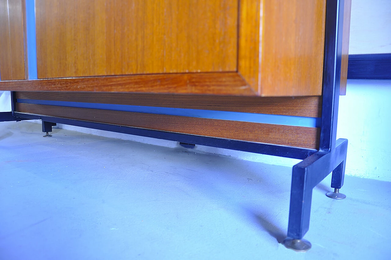 Credenza alta in legno con inserti azzurri, anni '70 1242409