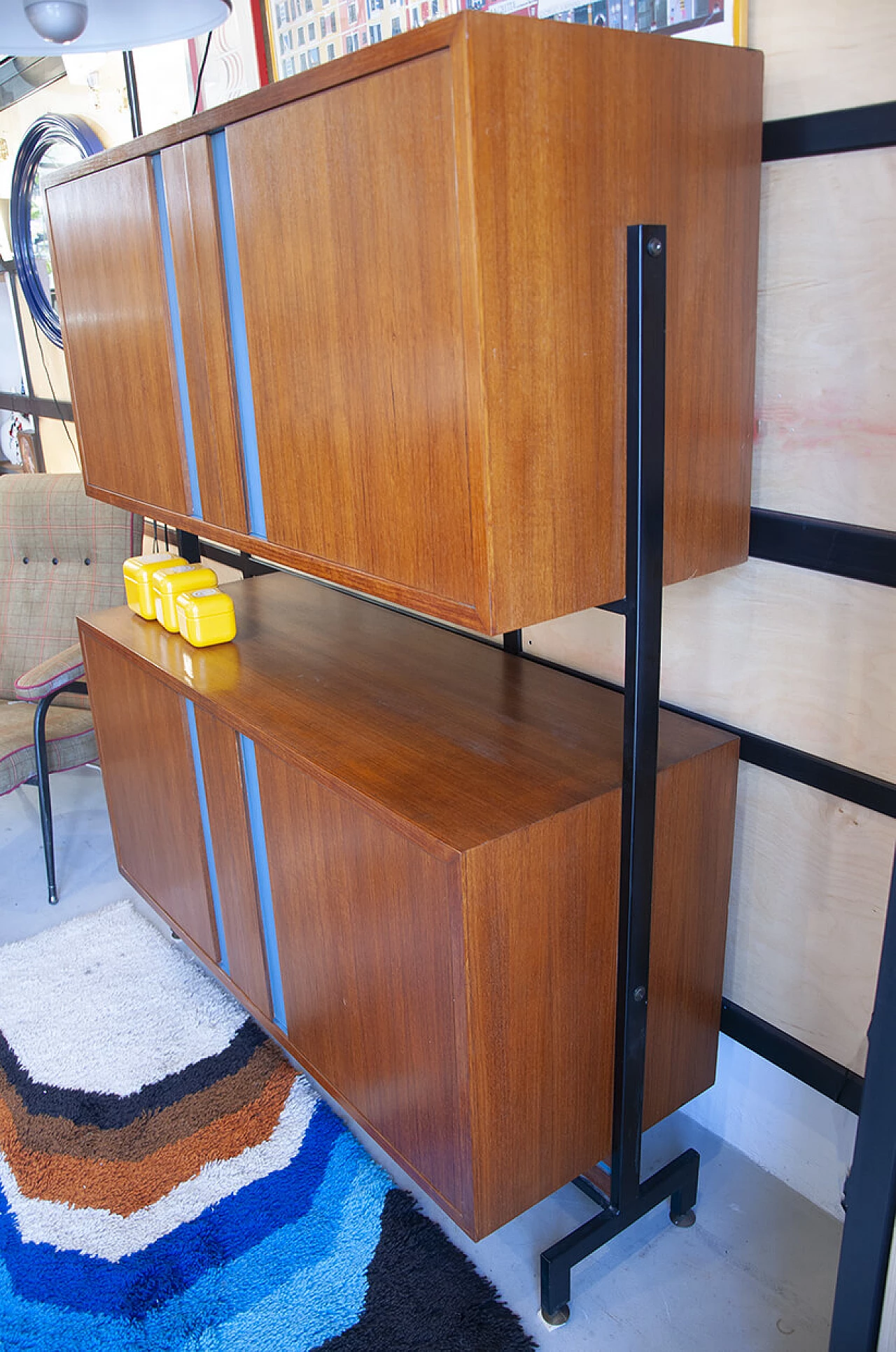 Credenza alta in legno con inserti azzurri, anni '70 1242411