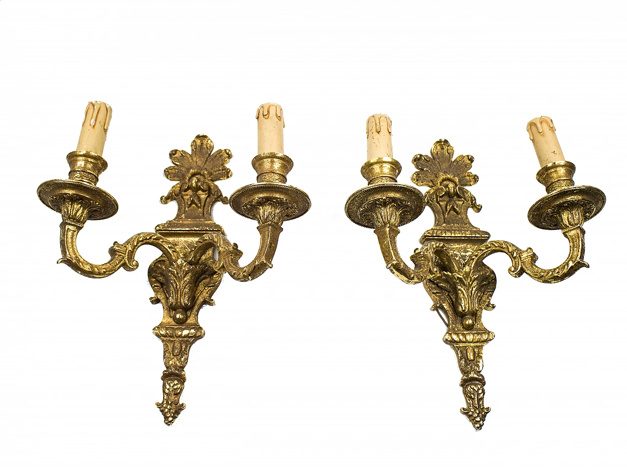Coppia di appliques a due luci in ottone scolpito e dorato, anni '40 1242760