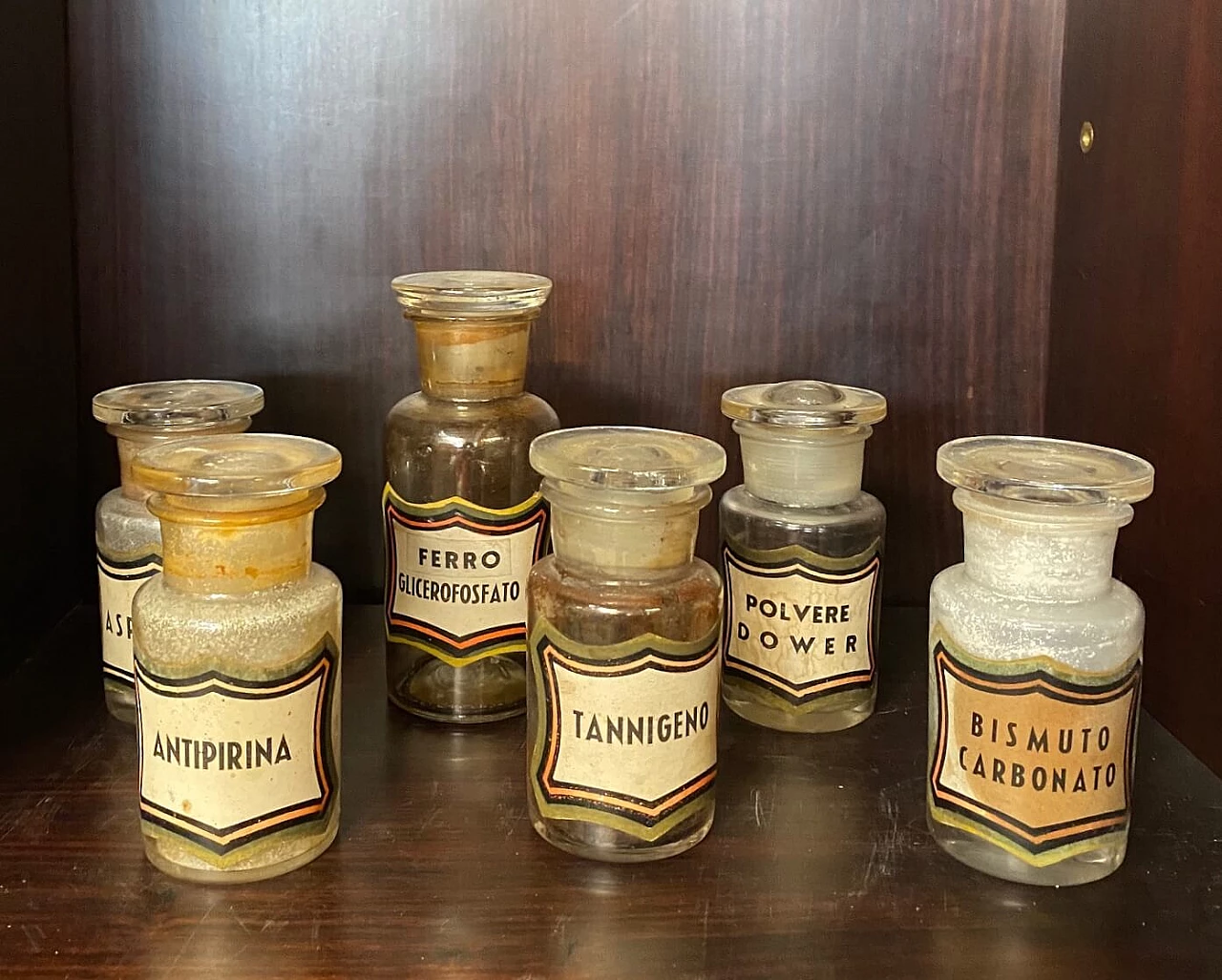 Set di 37 bottiglie da farmacia in vetro, inizio '900 1242801