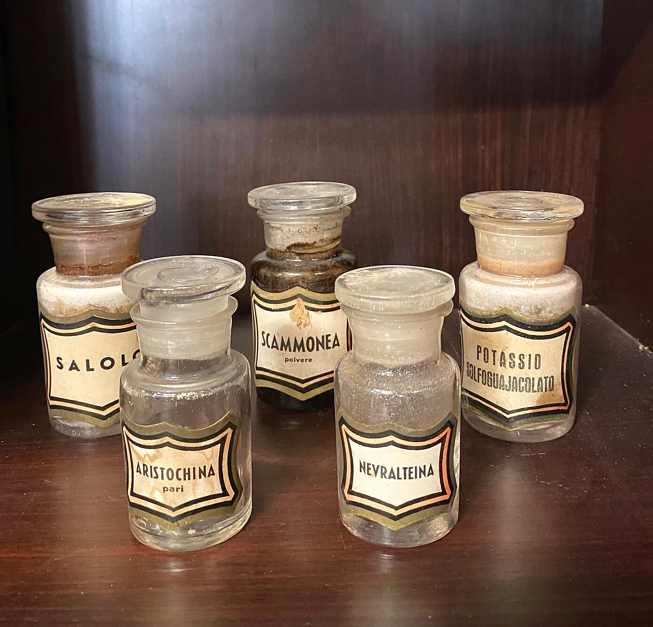 Set di 37 bottiglie da farmacia in vetro, inizio '900 1242803