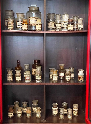 Set di 37 bottiglie da farmacia in vetro, inizio '900