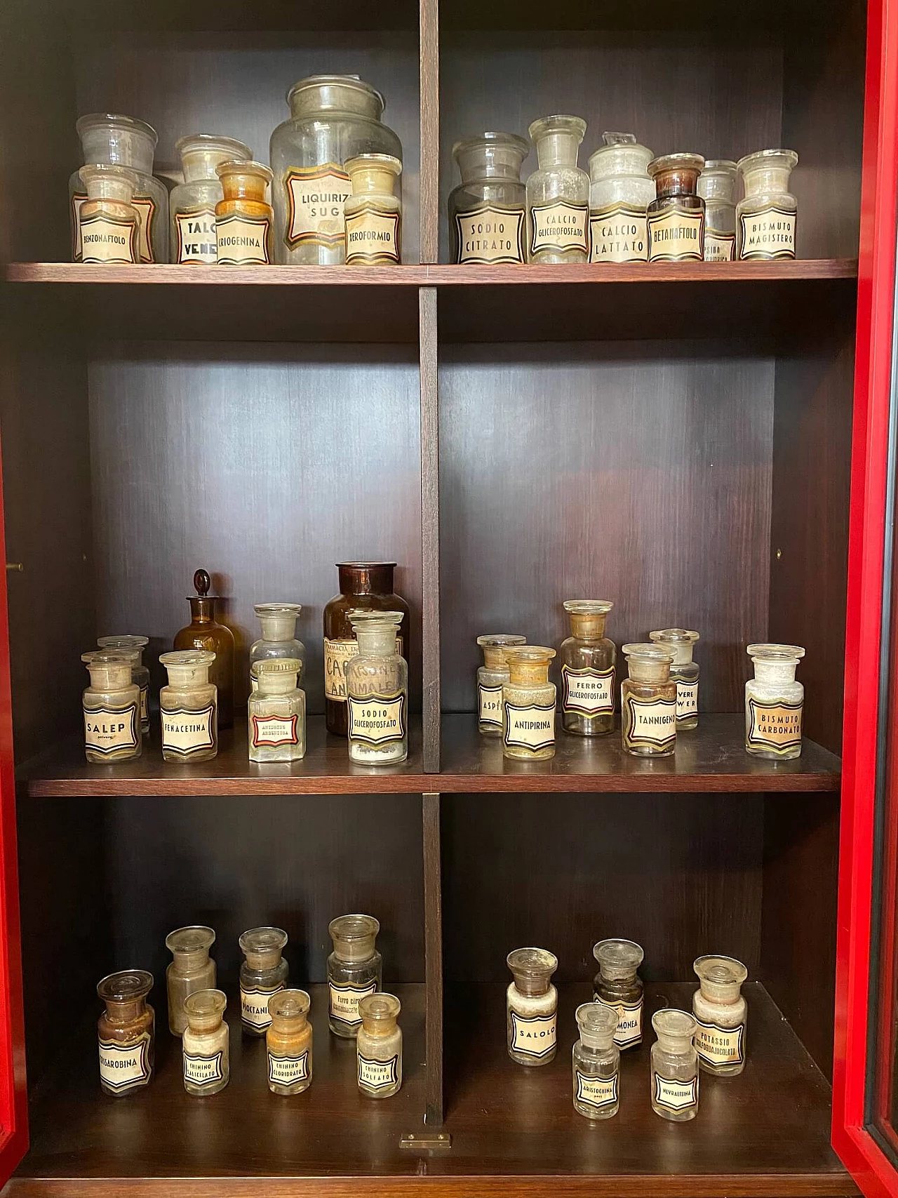 Set di 37 bottiglie da farmacia in vetro, inizio '900 1242807