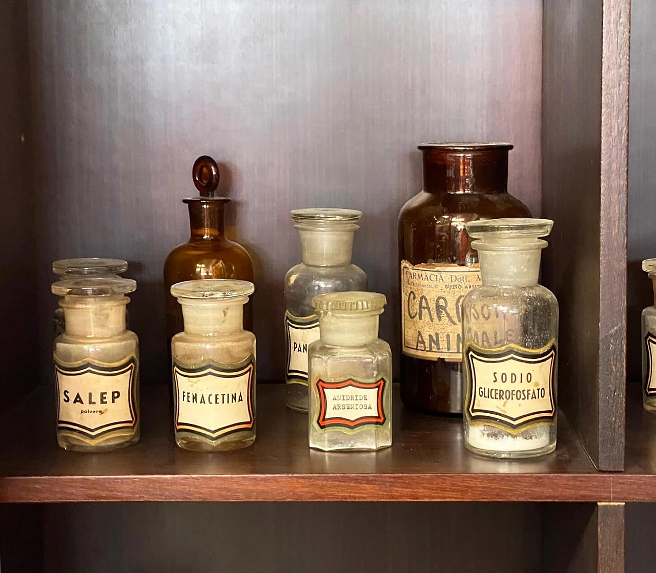 Set di 37 bottiglie da farmacia in vetro, inizio '900 1242808