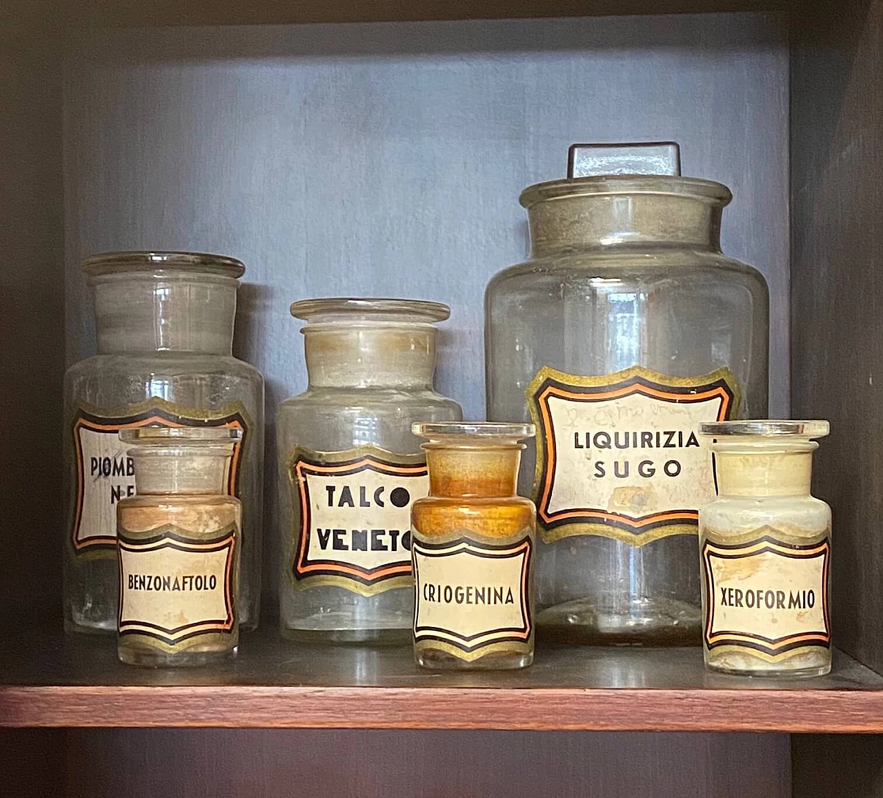 Set di 37 bottiglie da farmacia in vetro, inizio '900 1242809