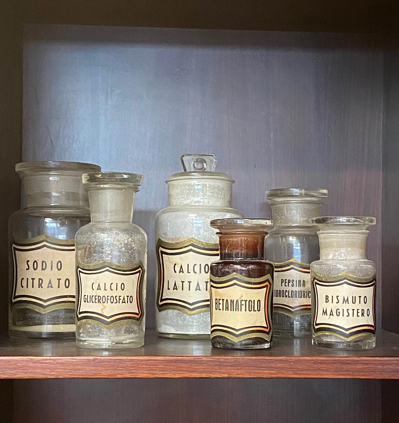 Set di 37 bottiglie da farmacia in vetro, inizio '900 1242810