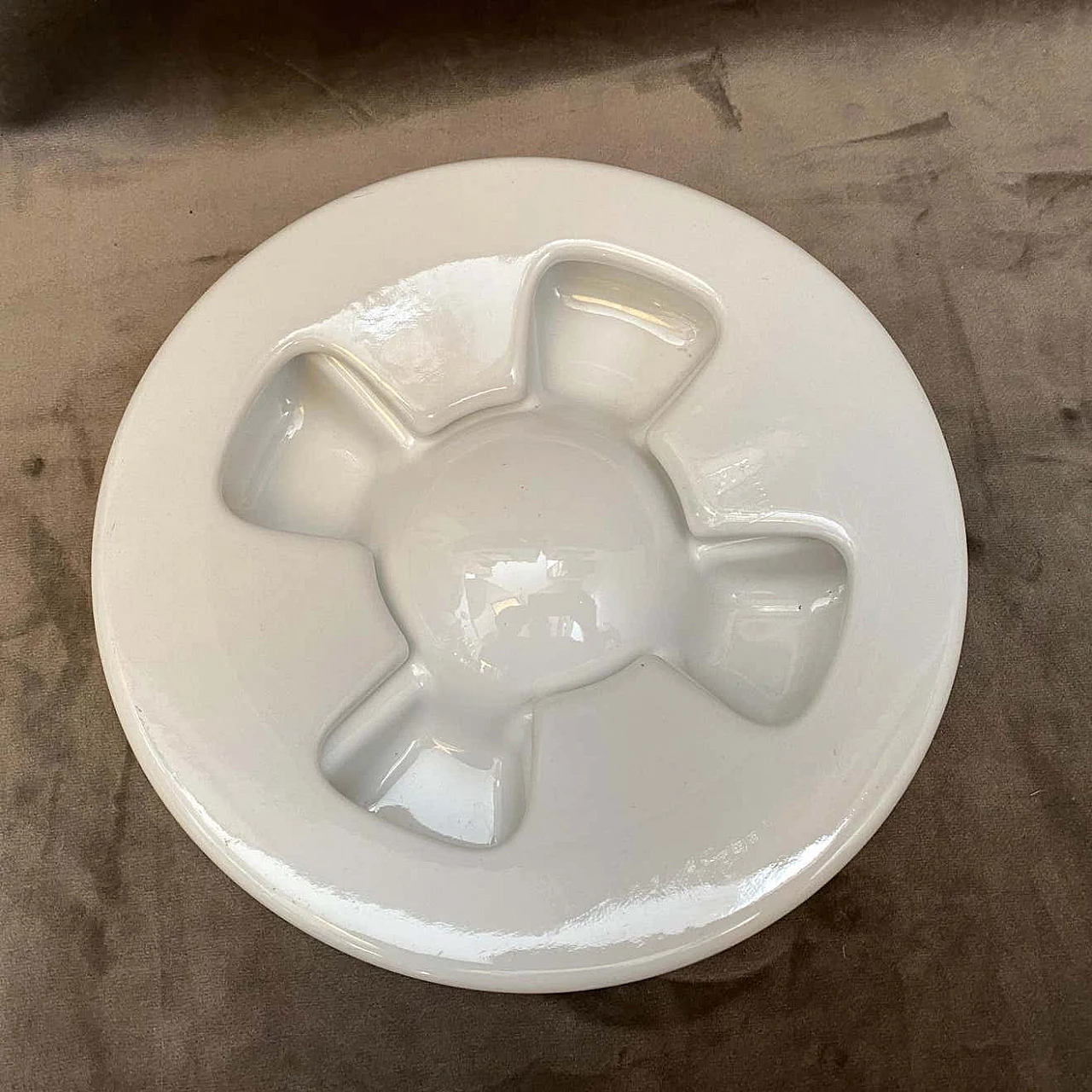 Ashtray in white ceramic by Angelo Mangiarotti for Brambilla, 70s 1243674