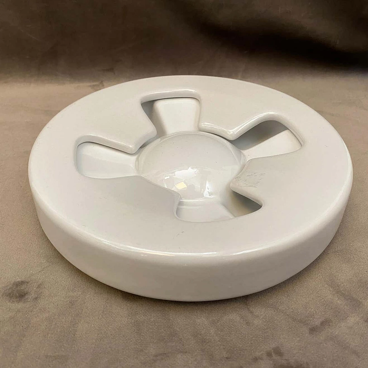 Ashtray in white ceramic by Angelo Mangiarotti for Brambilla, 70s 1243675