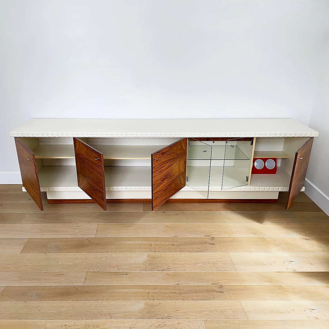 Sideboard in rosewood and white lacquer, 70s 1245011