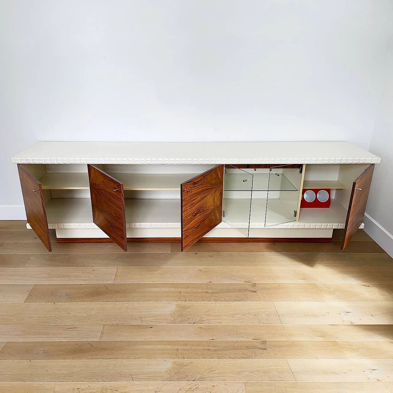 Credenza in palissandro con piano laccato bianco, anni '70 1245011