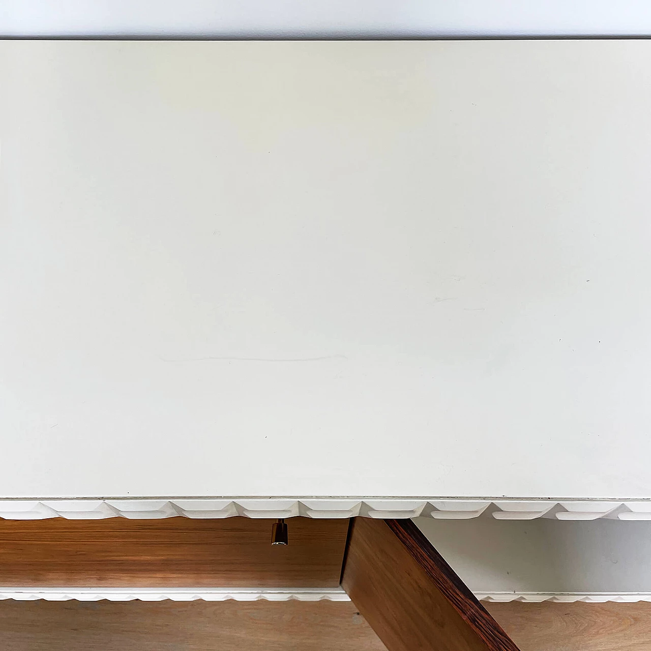 Credenza in palissandro con piano laccato bianco, anni '70 1245013