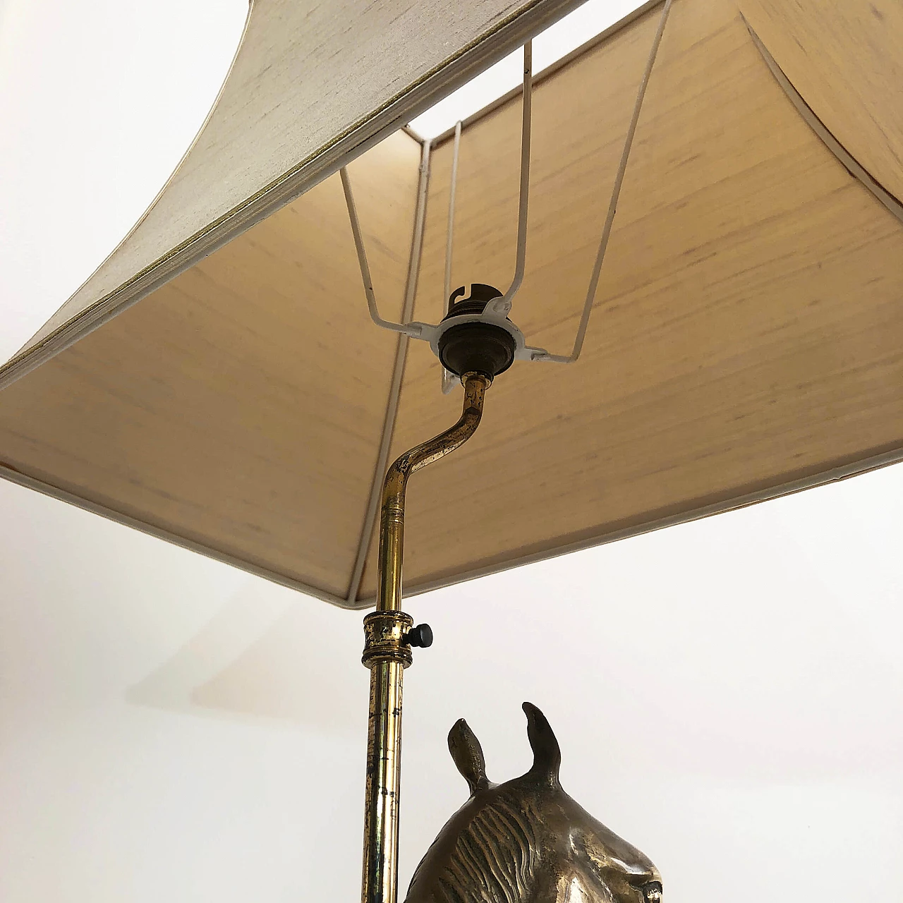 Lampada da tavolo in ottone e legno, anni '70 1245226