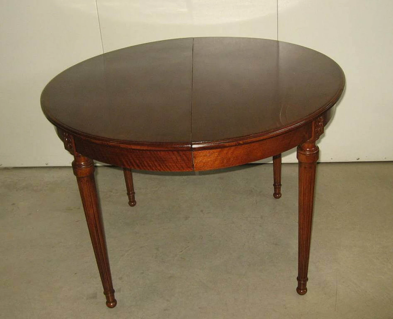Extendable oval table in walnut, late 19th century 1245887
