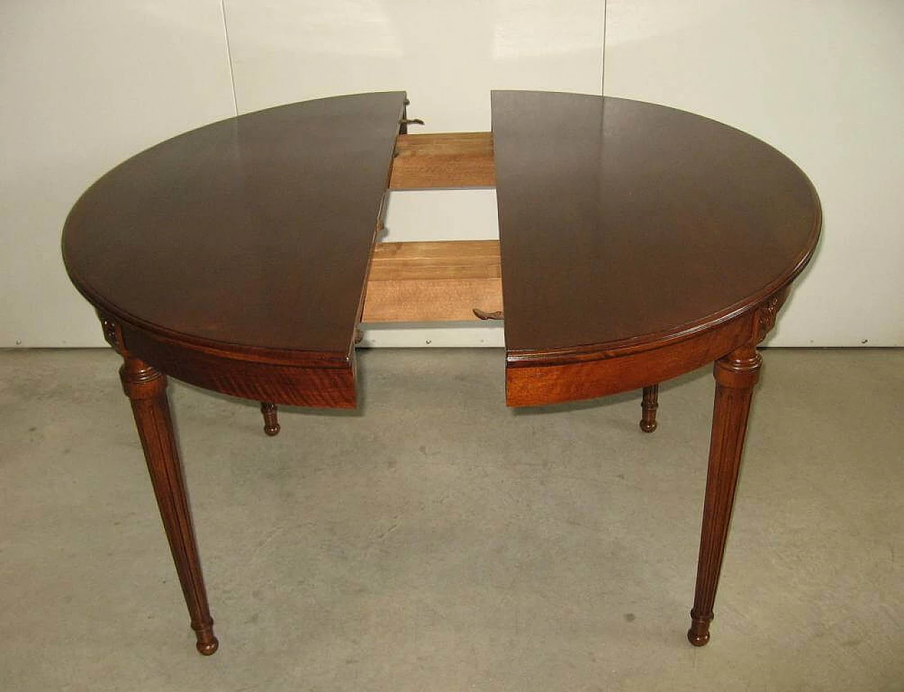 Extendable oval table in walnut, late 19th century 1245888
