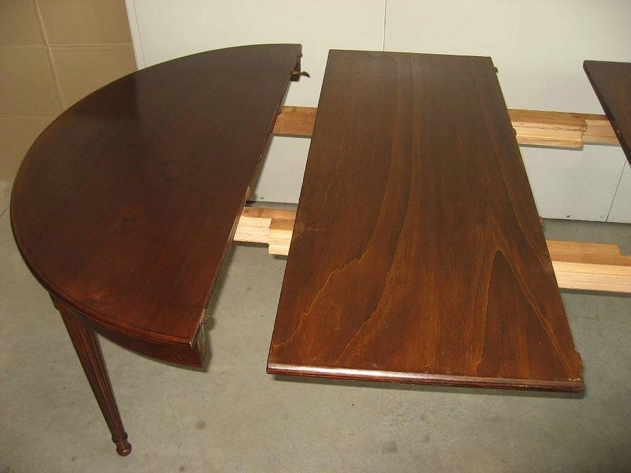 Extendable oval table in walnut, late 19th century 1245890