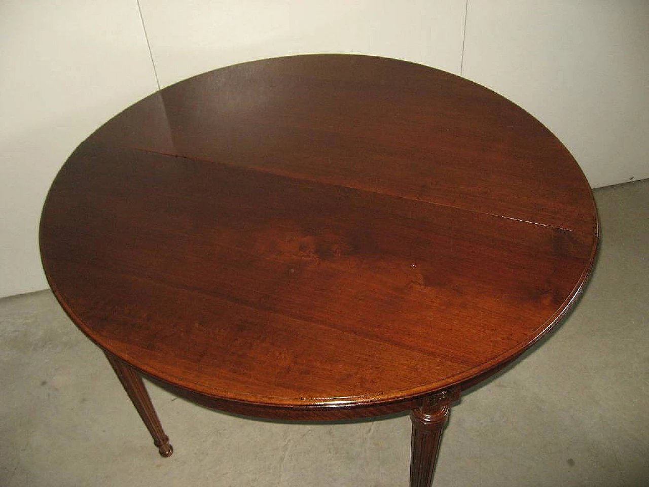 Extendable oval table in walnut, late 19th century 1245895