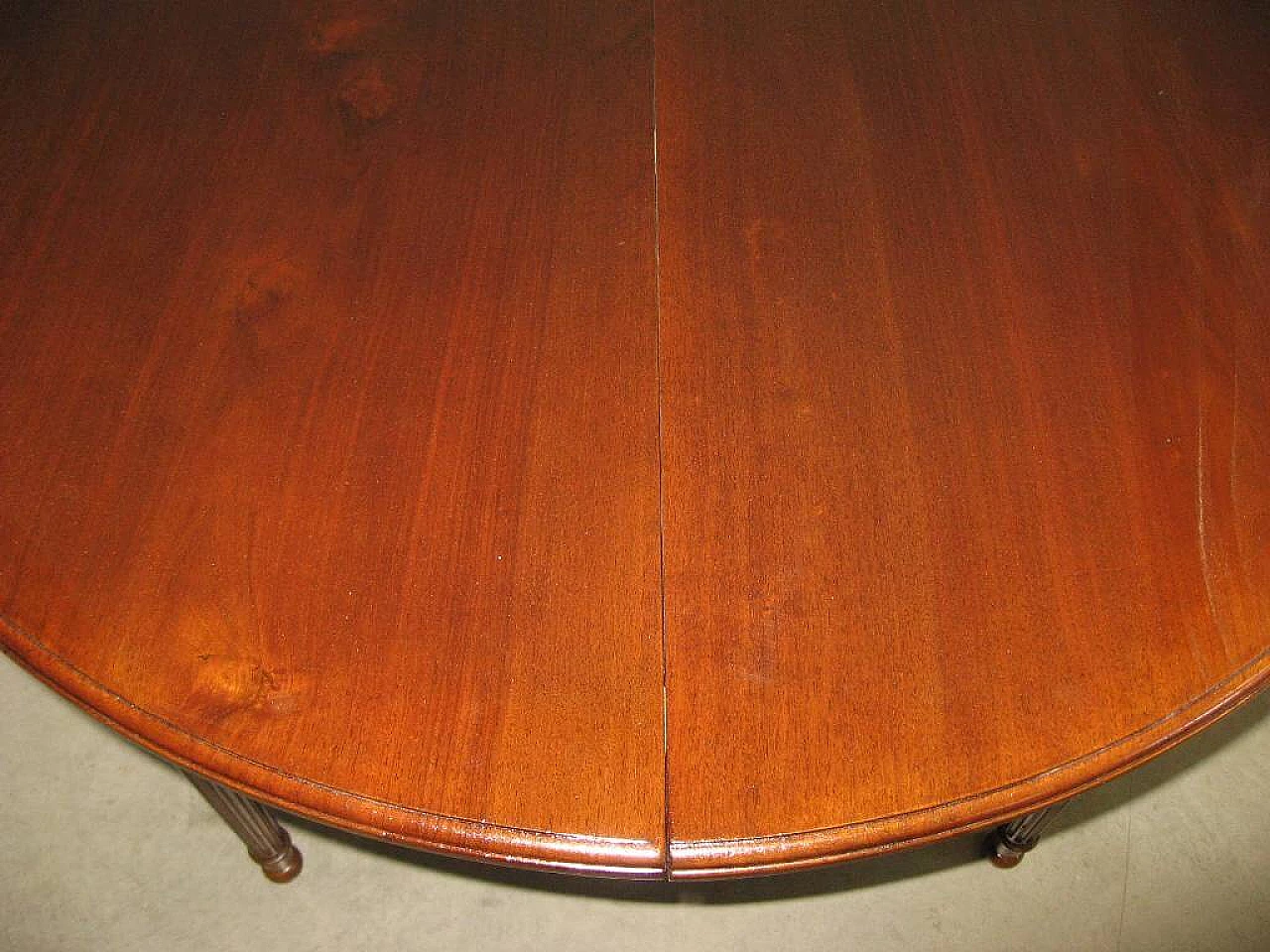 Extendable oval table in walnut, late 19th century 1245896