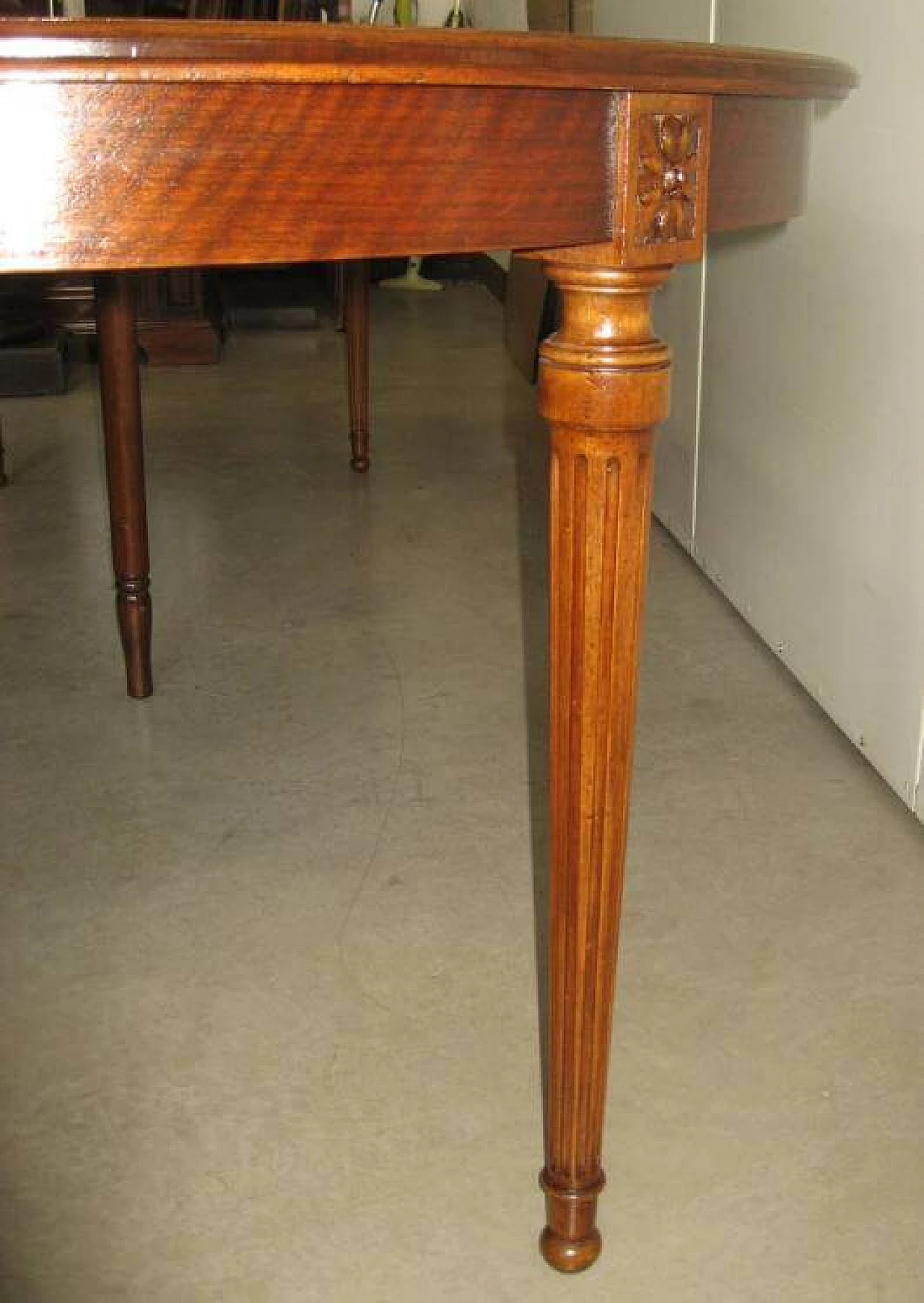Extendable oval table in walnut, late 19th century 1245897