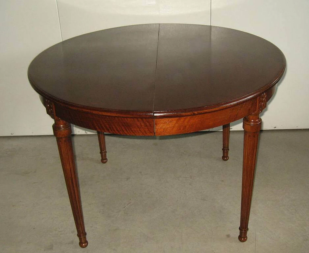 Extendable oval table in walnut, late 19th century 1245899