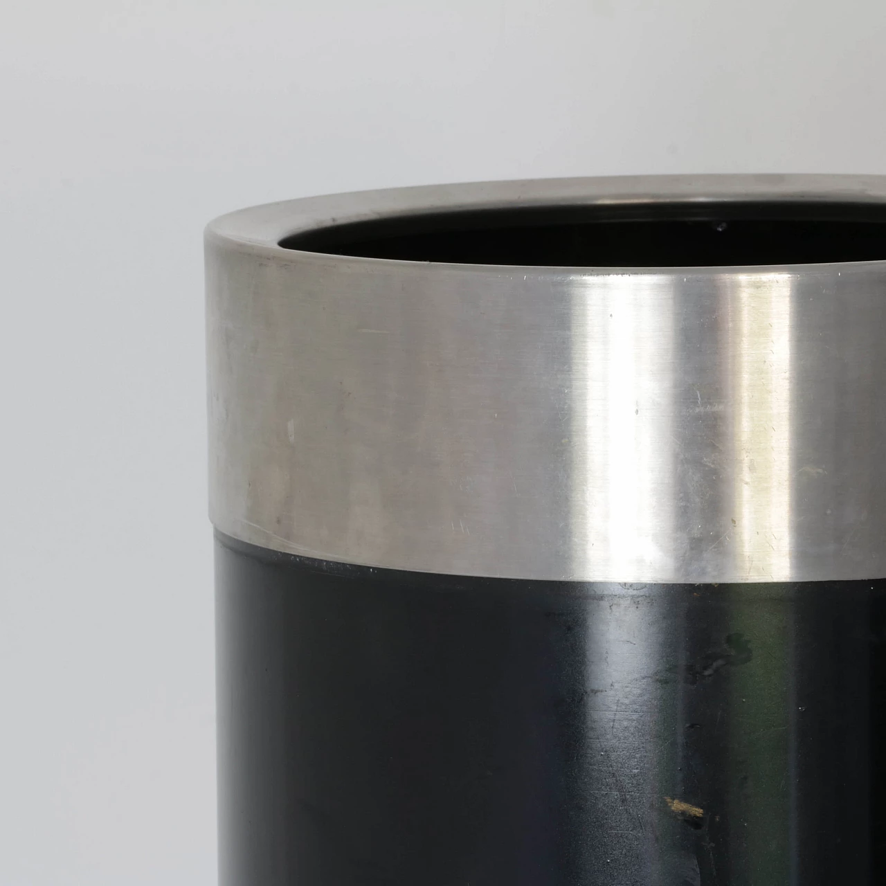 Black and metal umbrella stand, 70s 1247554