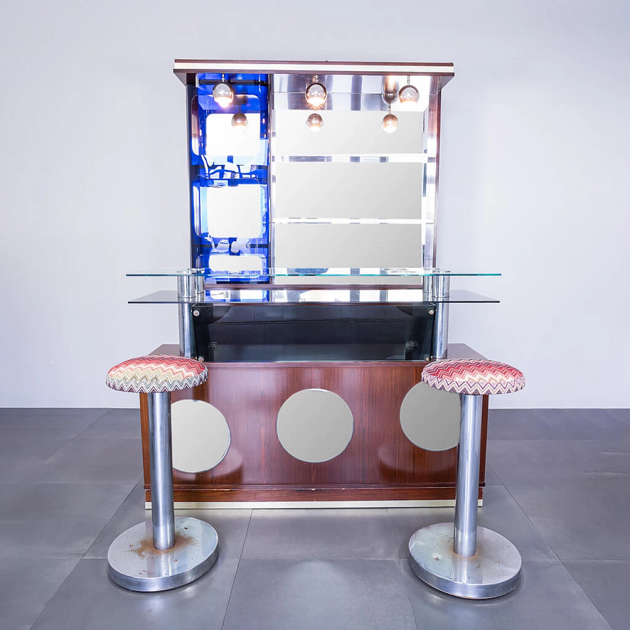 Mobile bar con 2 sgabelli in tessuto Missoni, anni '60 1247698