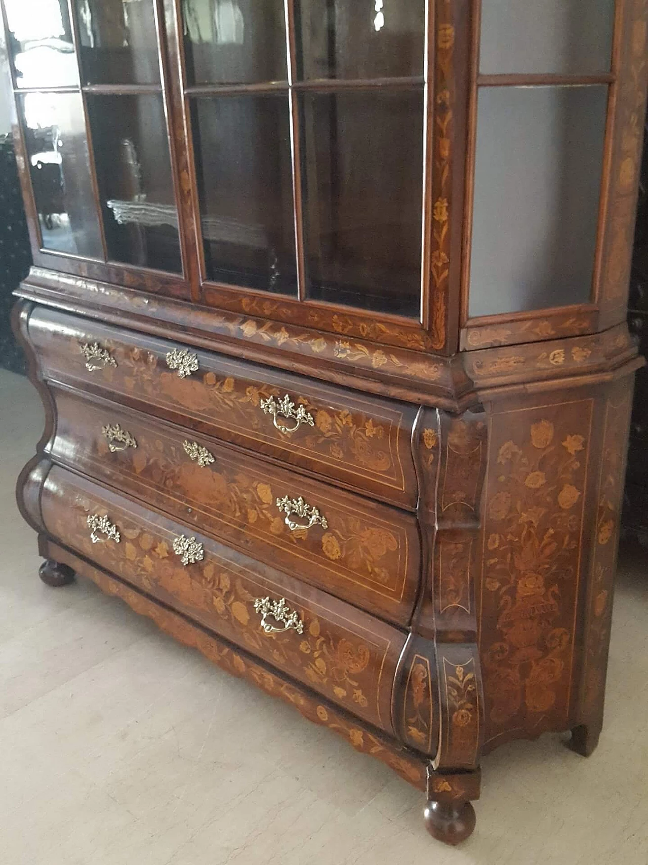 Louis XV inlaid walnut showcase, 18th century 1248247