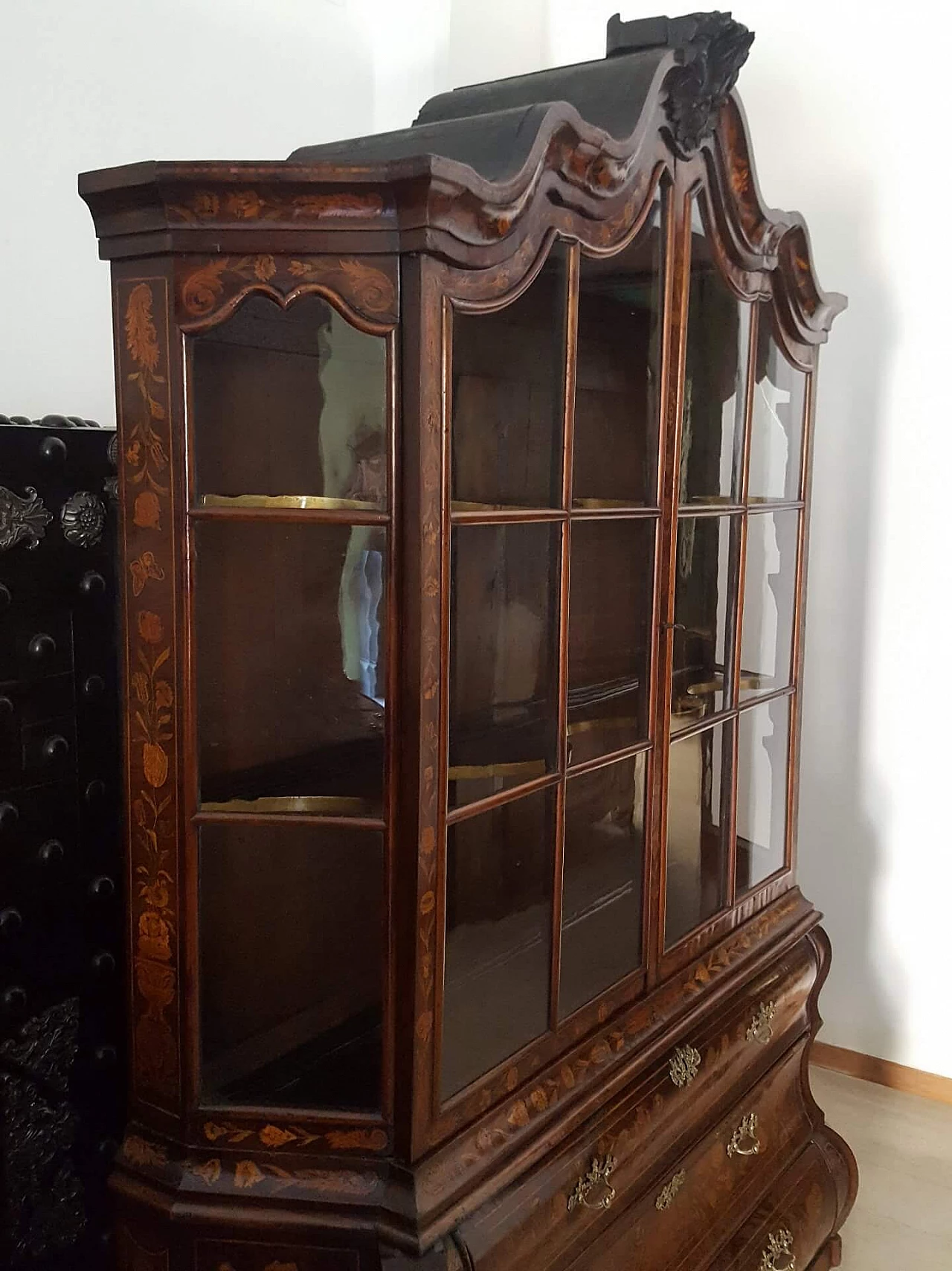 Louis XV inlaid walnut showcase, 18th century 1248251