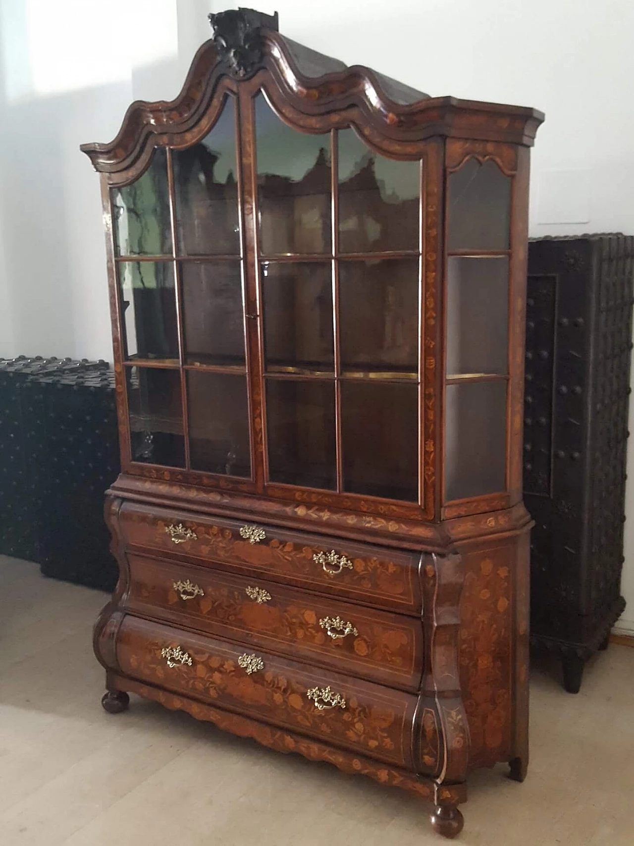 Louis XV inlaid walnut showcase, 18th century 1248252