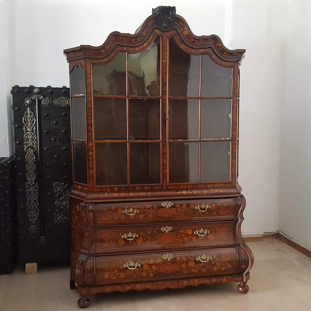 Louis XV inlaid walnut showcase, 18th century 1248253