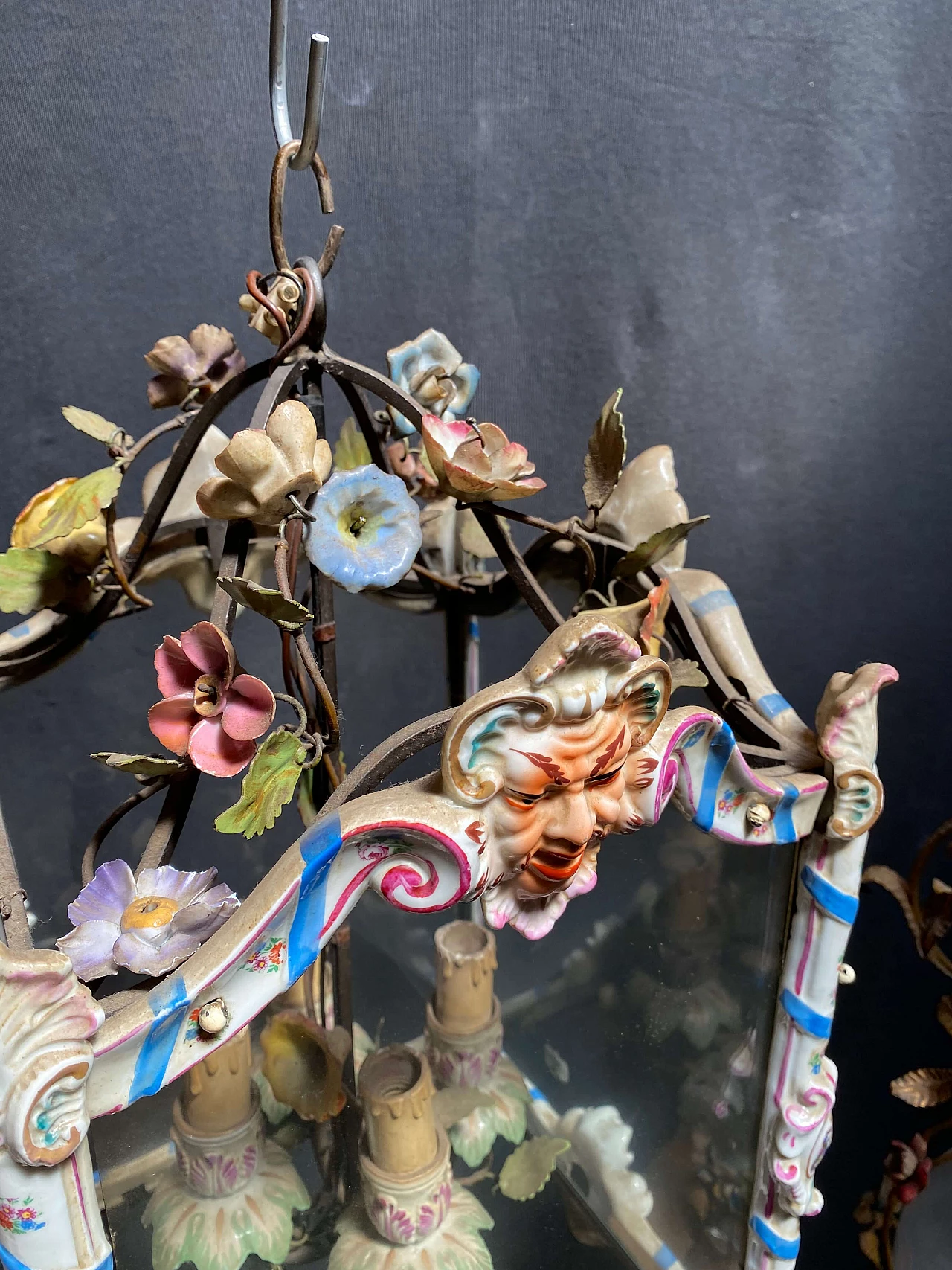 Coppia di lanterne in ceramica e vetro, fine '800 1248487