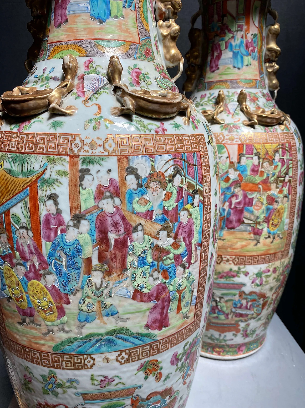 Coppia di grandi vasi in ceramica cinesi Canton, fine 1800 1248508