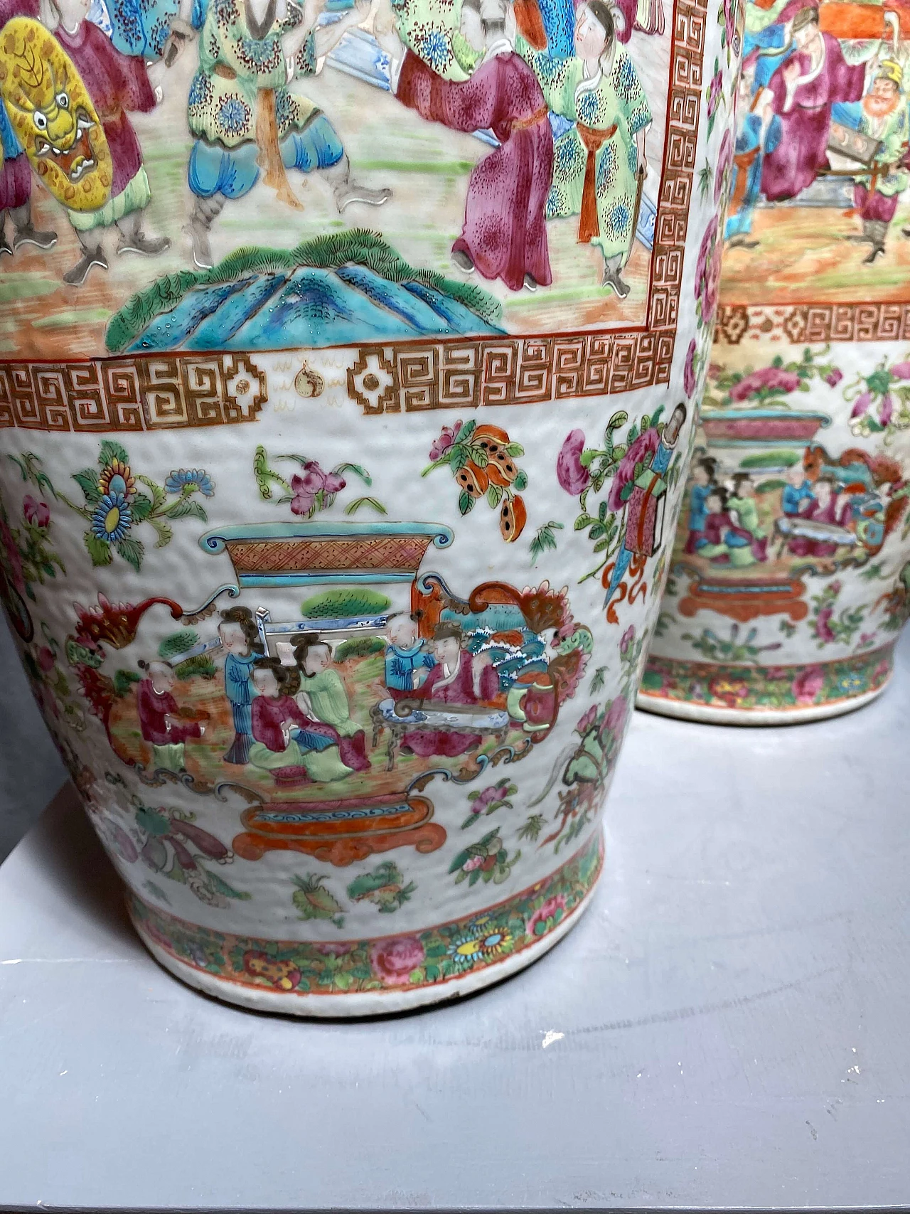 Coppia di grandi vasi in ceramica cinesi Canton, fine 1800 1248512