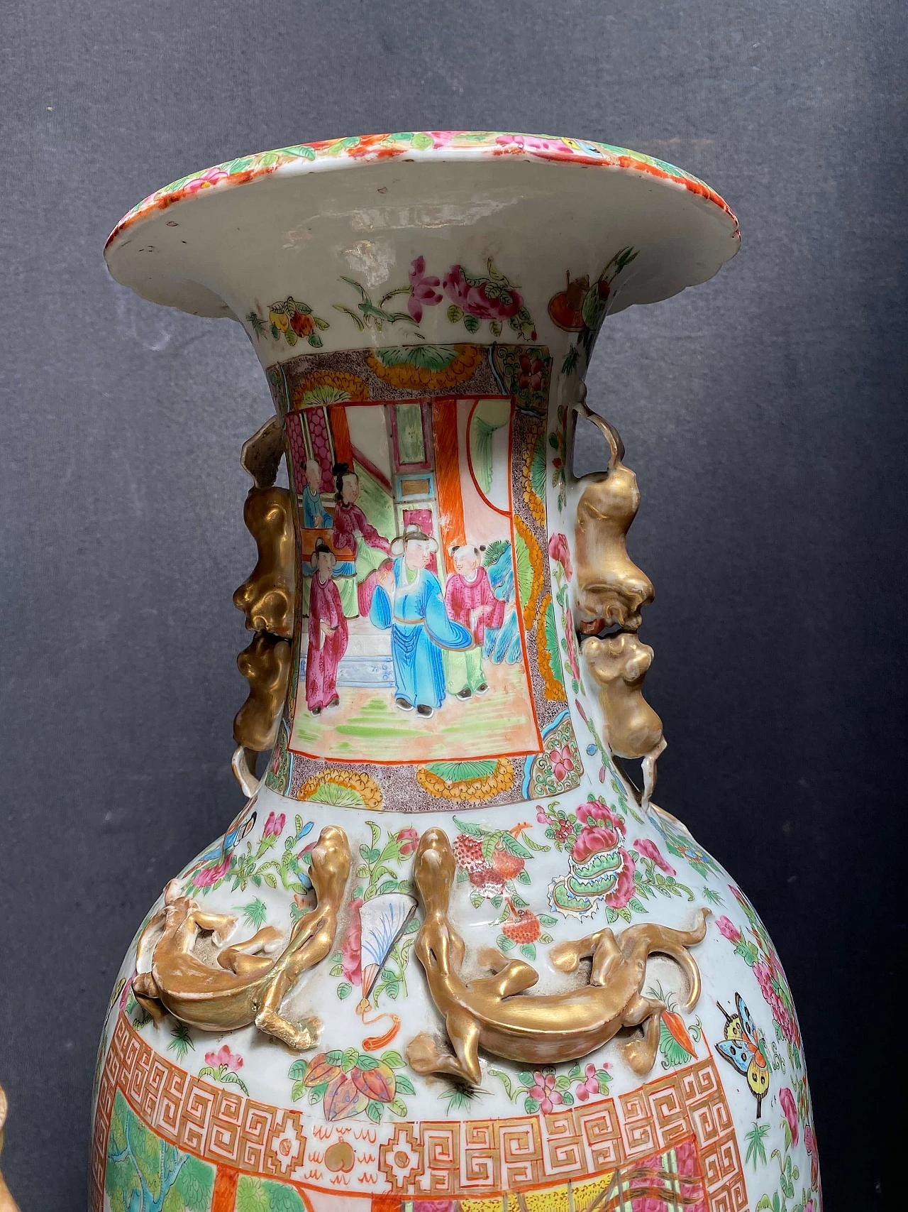 Coppia di grandi vasi in ceramica cinesi Canton, fine 1800 1248516