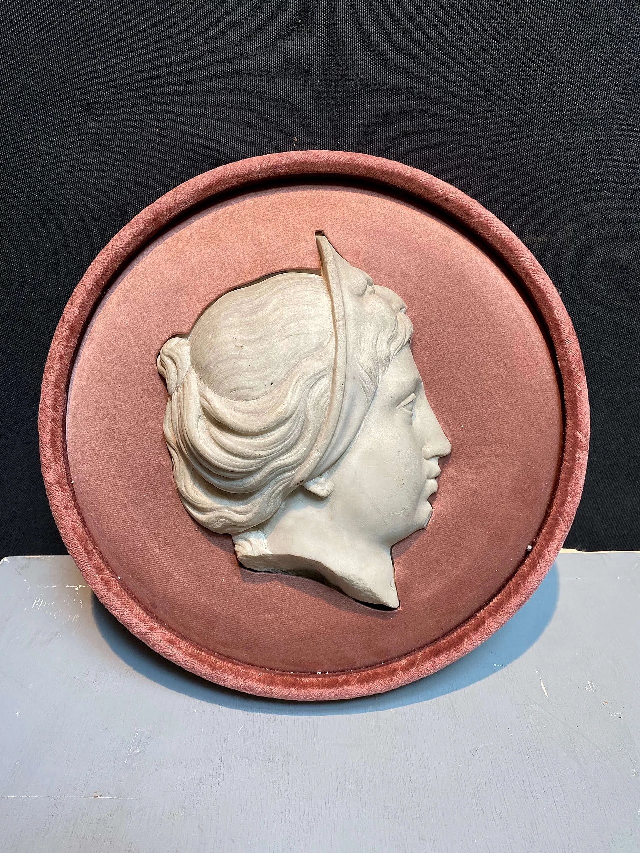 Tondo with marble profile of a lady on pink velvet 1248961