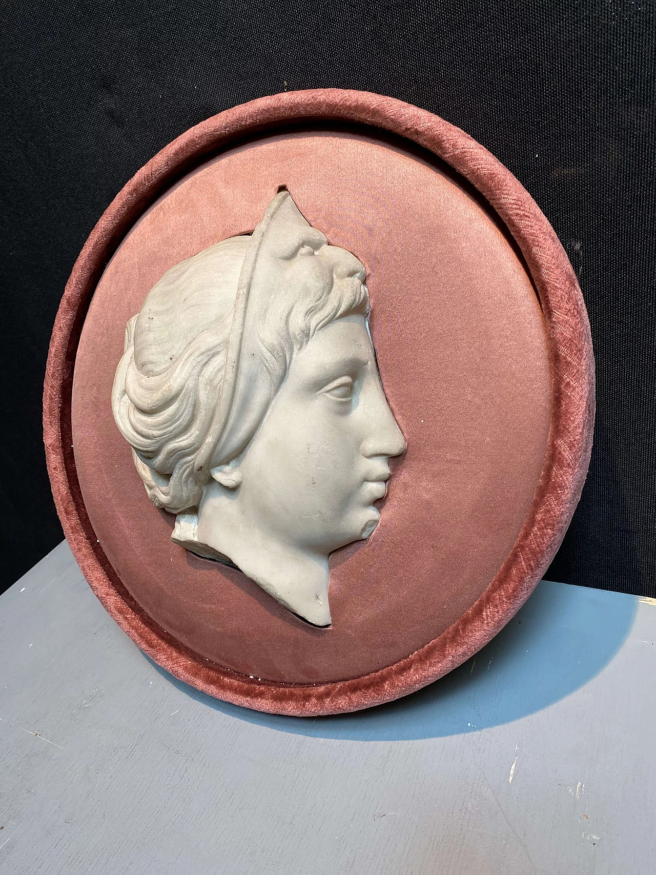 Tondo with marble profile of a lady on pink velvet 1248965