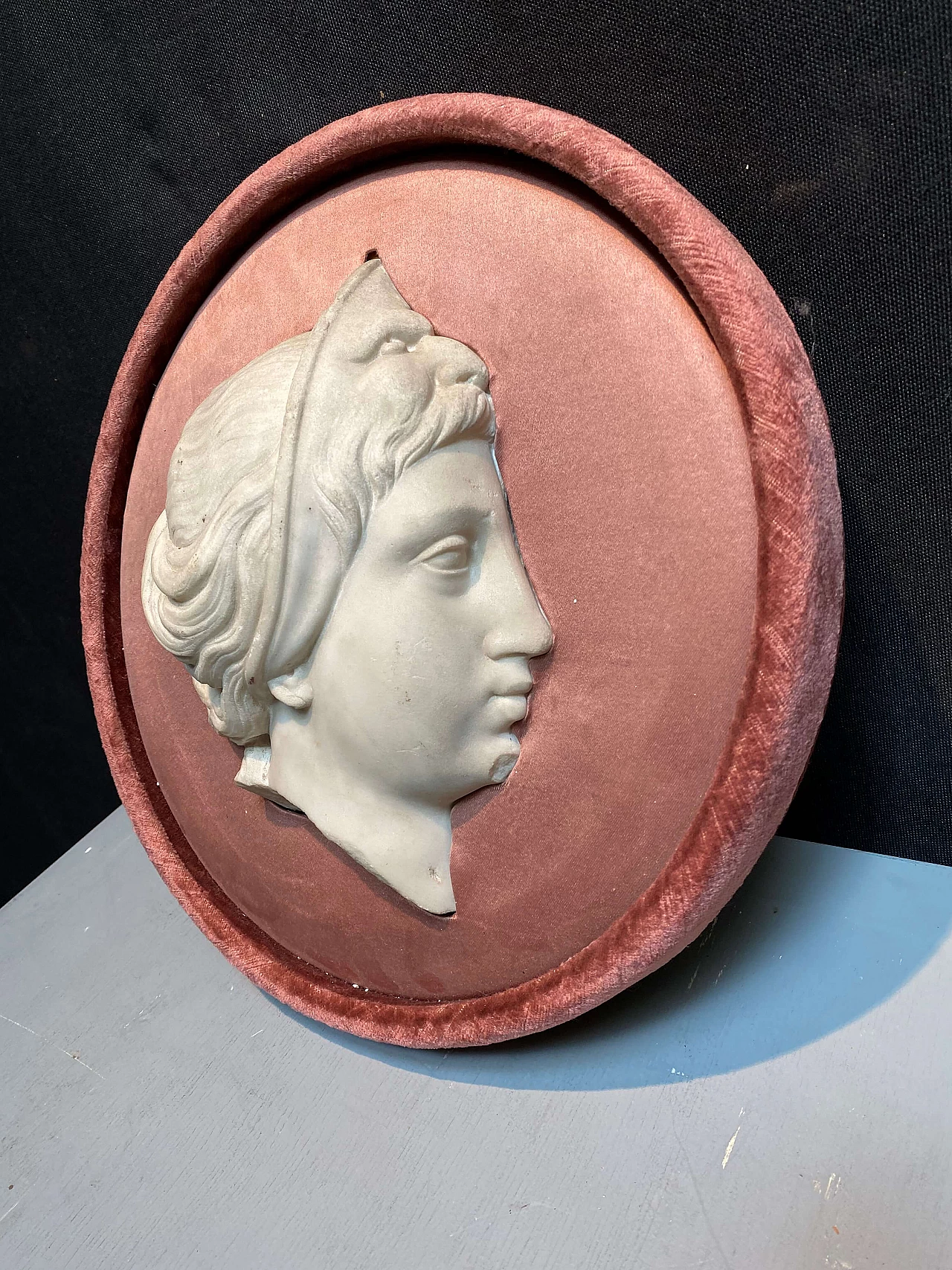 Tondo with marble profile of a lady on pink velvet 1248970