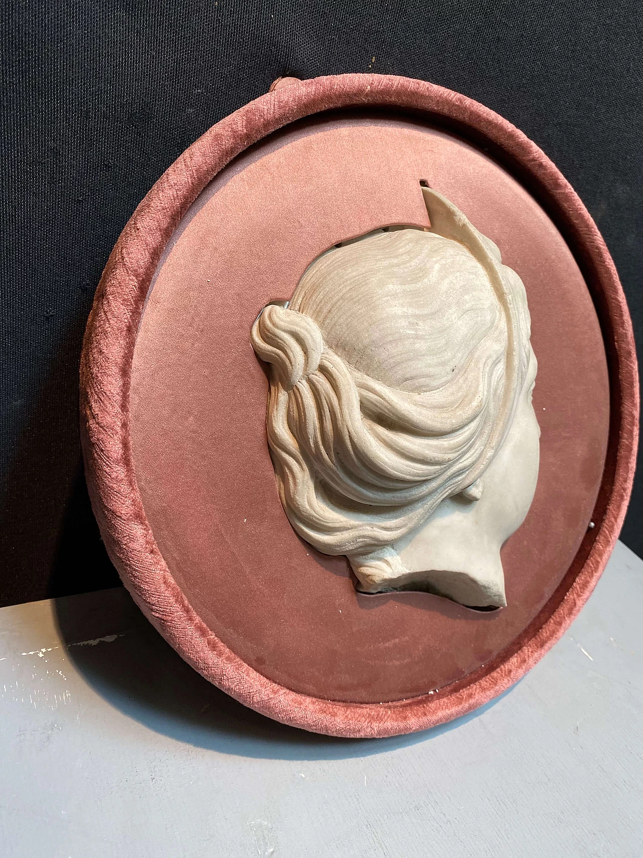Tondo with marble profile of a lady on pink velvet 1248971