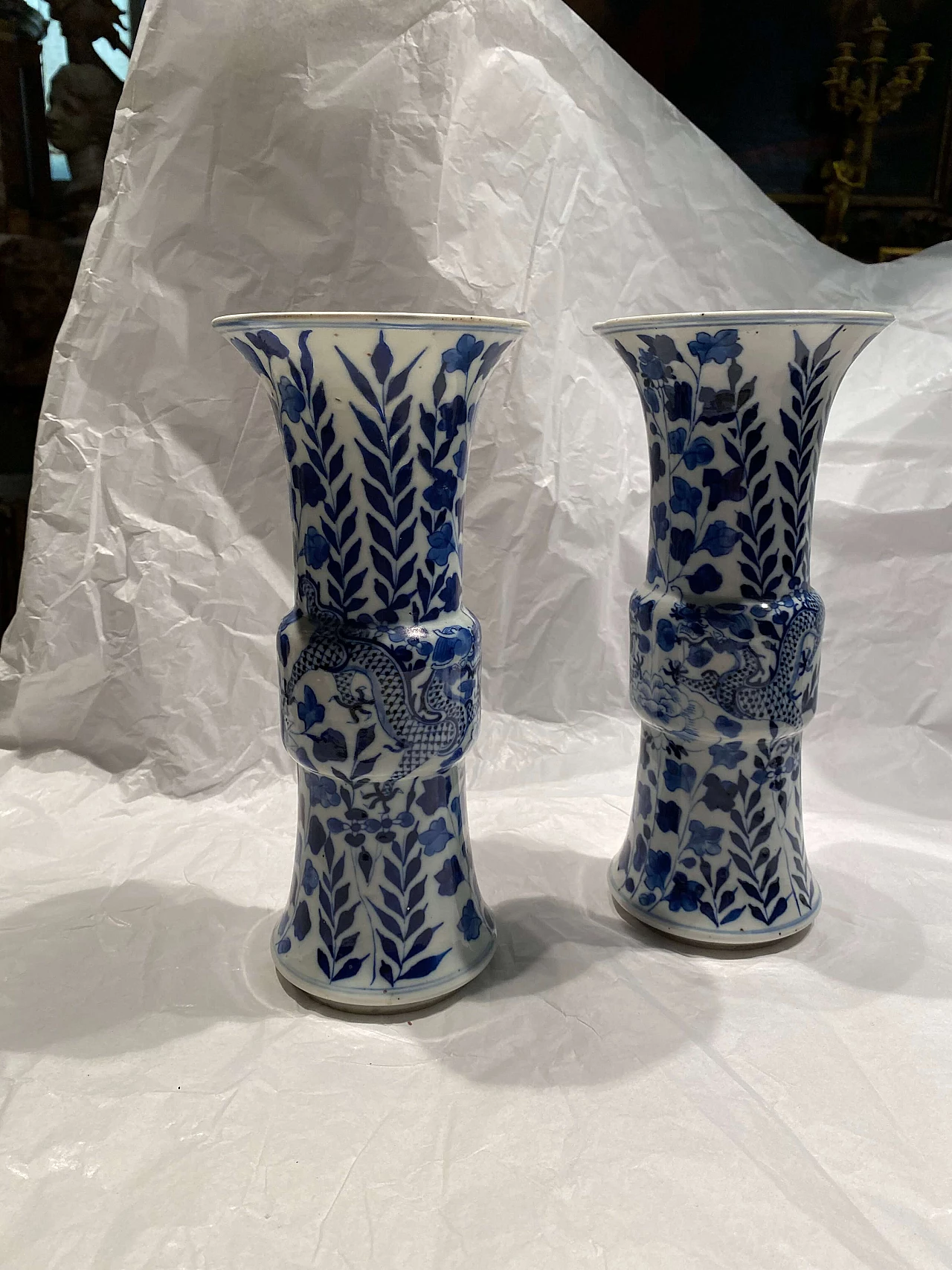 Coppia di vasi in ceramica bianca e blu cinesi con dragone 1249079
