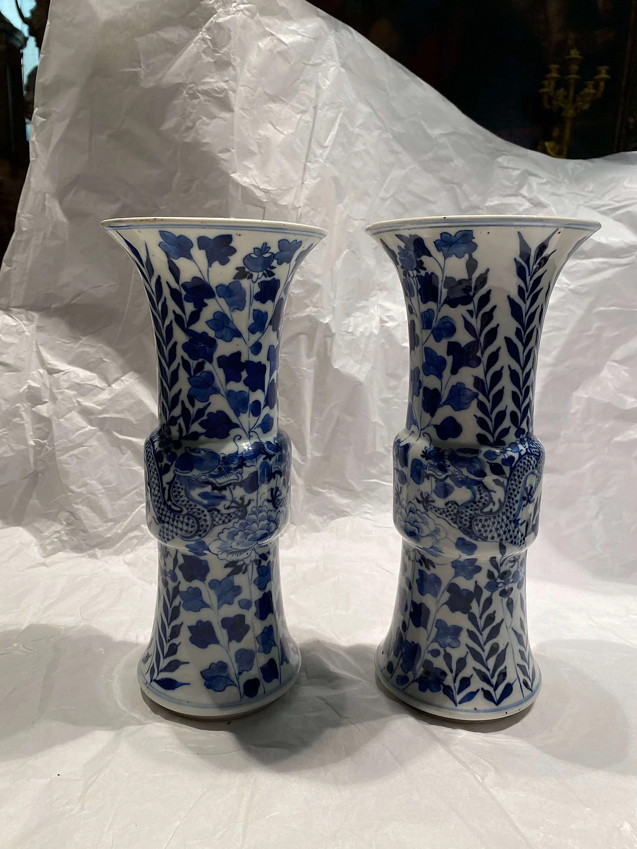 Coppia di vasi in ceramica bianca e blu cinesi con dragone 1249080
