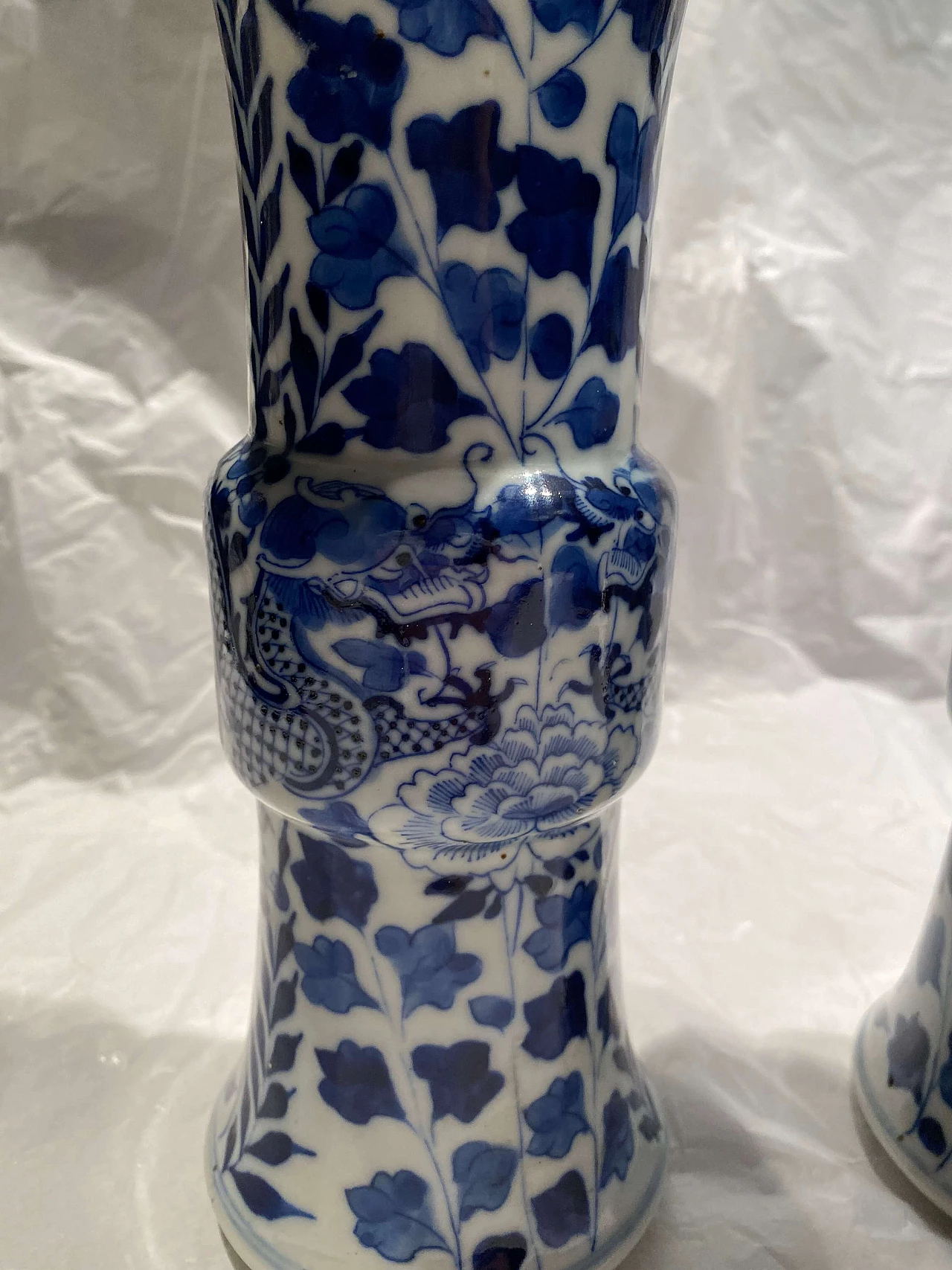 Coppia di vasi in ceramica bianca e blu cinesi con dragone 1249081