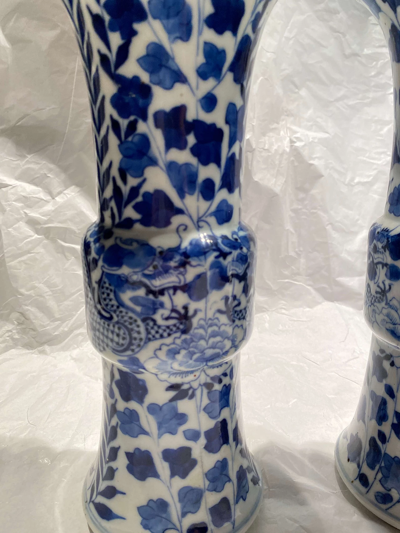 Coppia di vasi in ceramica bianca e blu cinesi con dragone 1249082