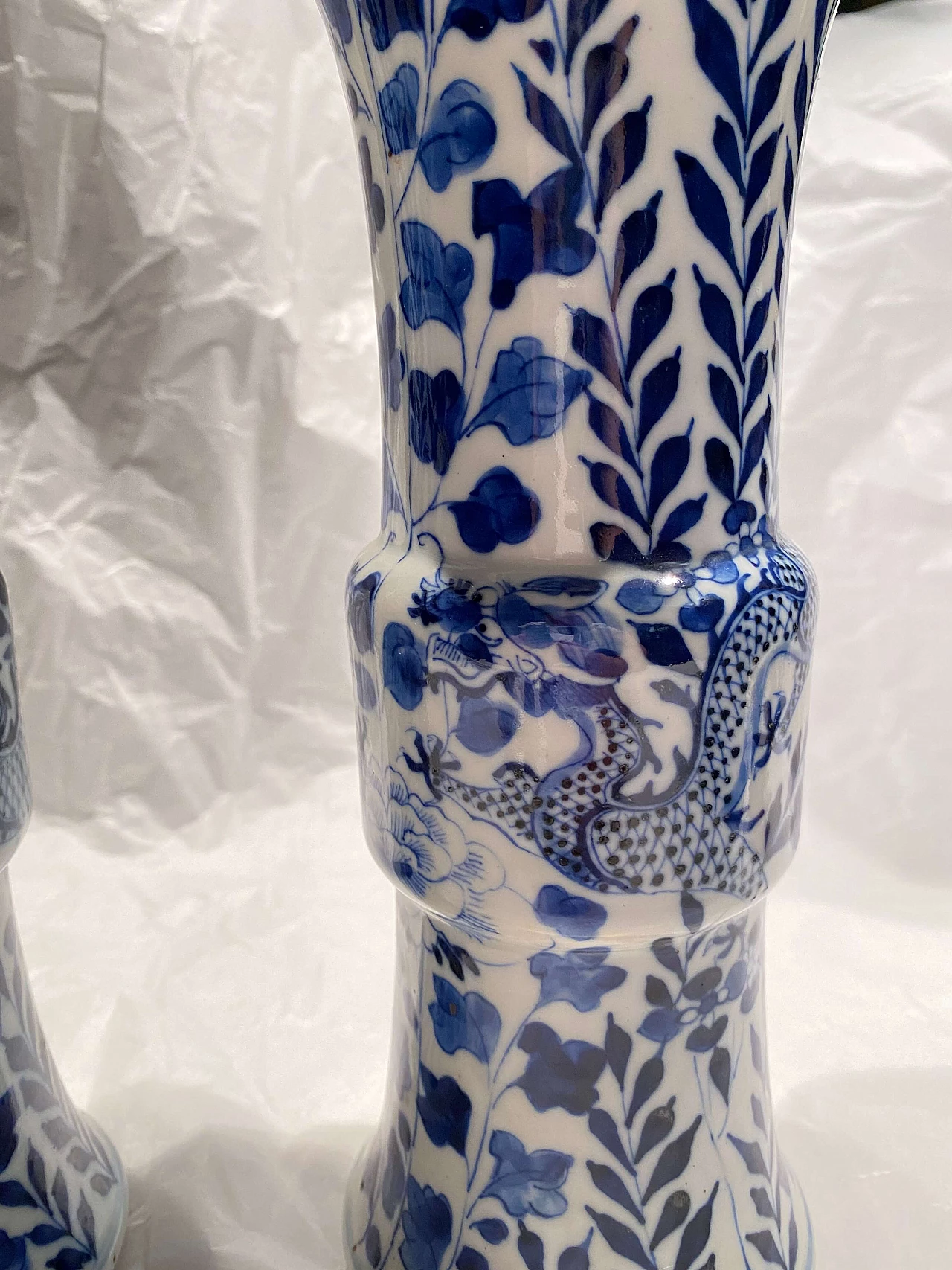 Coppia di vasi in ceramica bianca e blu cinesi con dragone 1249083
