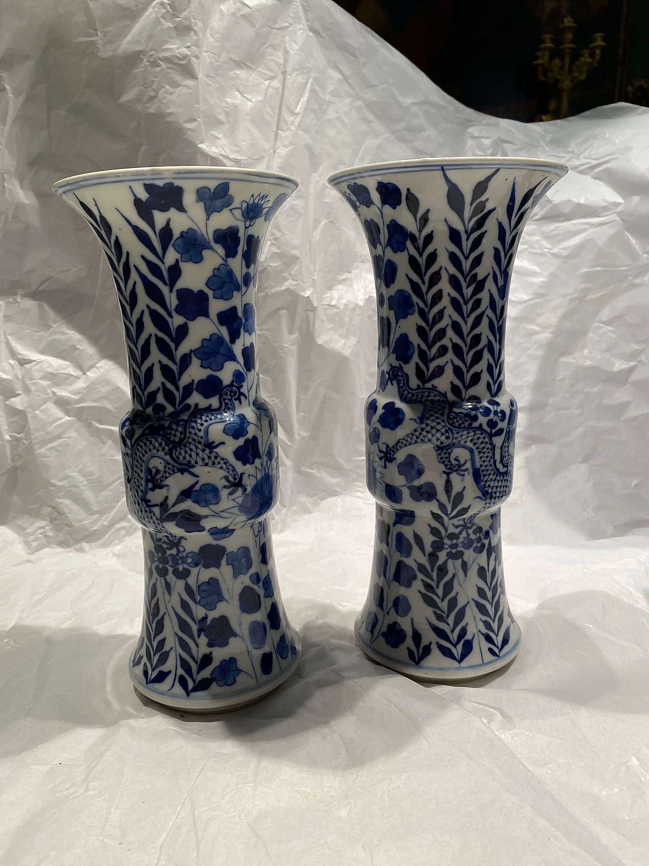 Coppia di vasi in ceramica bianca e blu cinesi con dragone 1249084