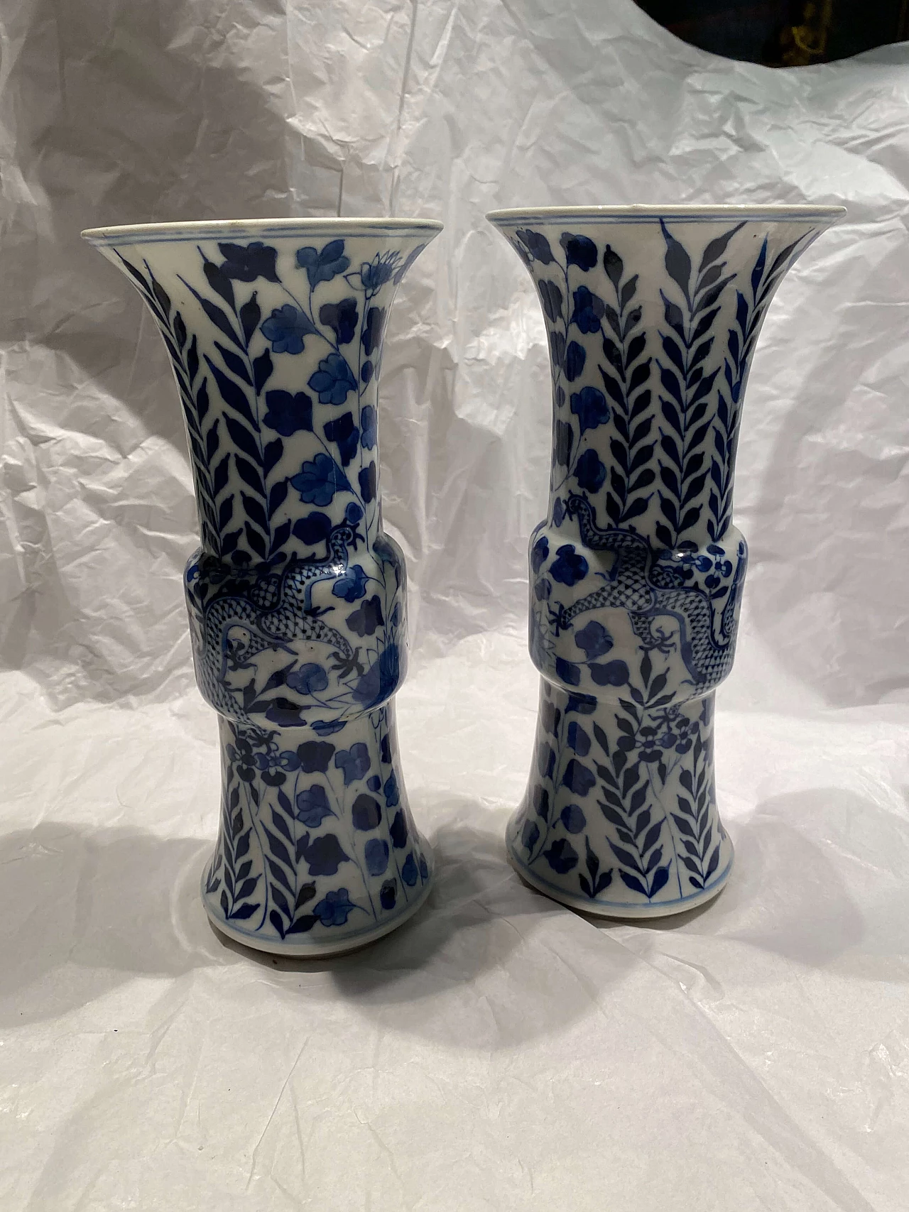 Coppia di vasi in ceramica bianca e blu cinesi con dragone 1249085