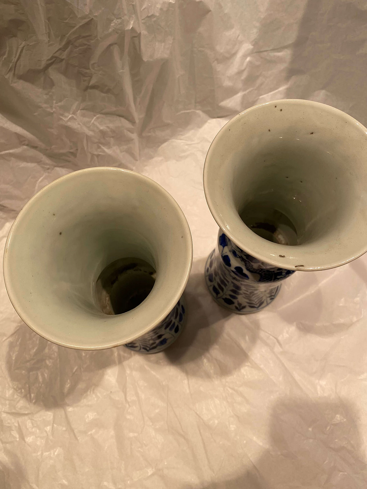 Coppia di vasi in ceramica bianca e blu cinesi con dragone 1249086