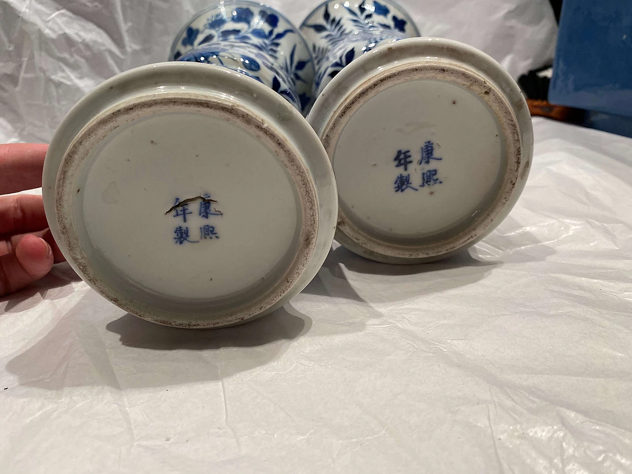 Coppia di vasi in ceramica bianca e blu cinesi con dragone 1249087