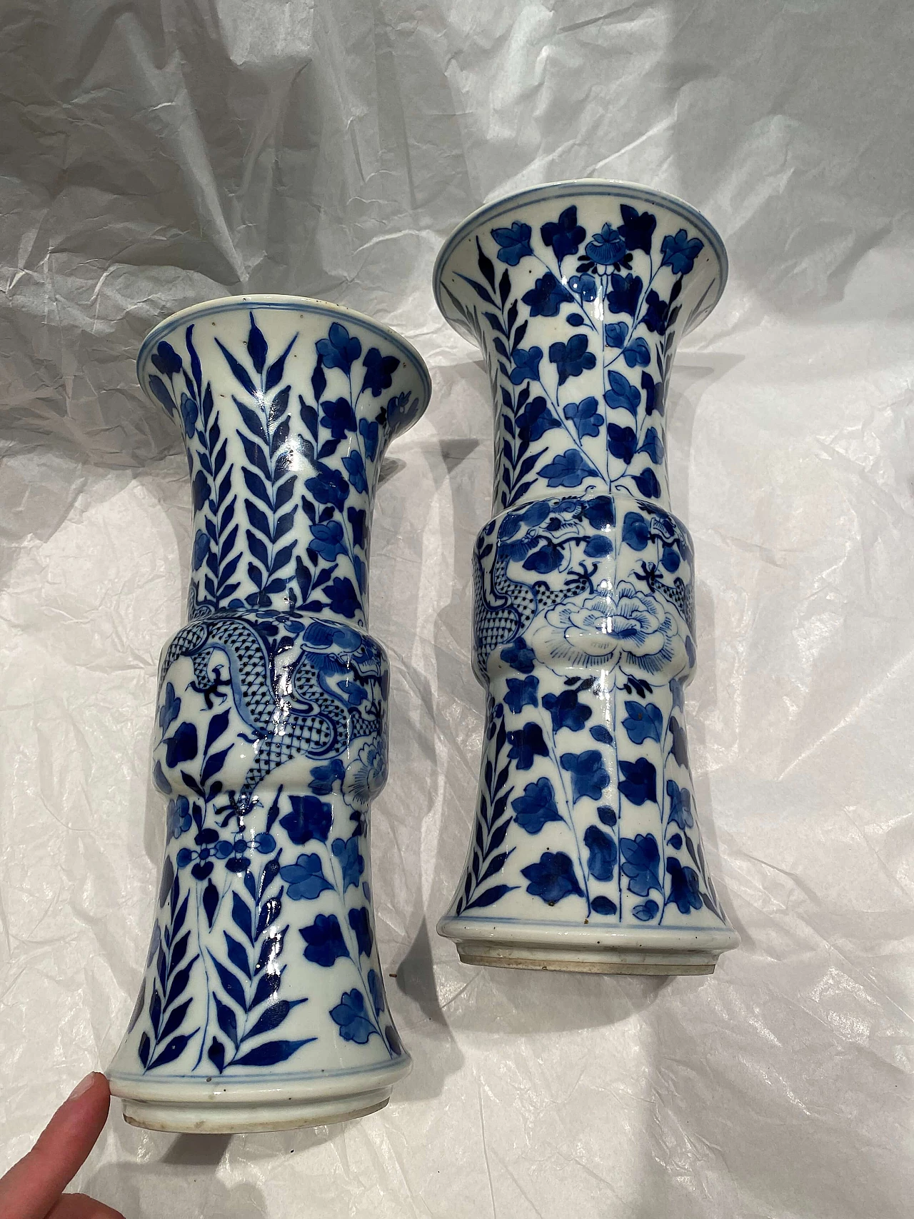 Coppia di vasi in ceramica bianca e blu cinesi con dragone 1249088