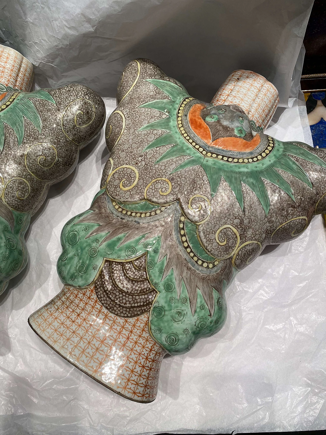 Coppia di vasi cinesi a forma di armatura in ceramica, '800 1249114