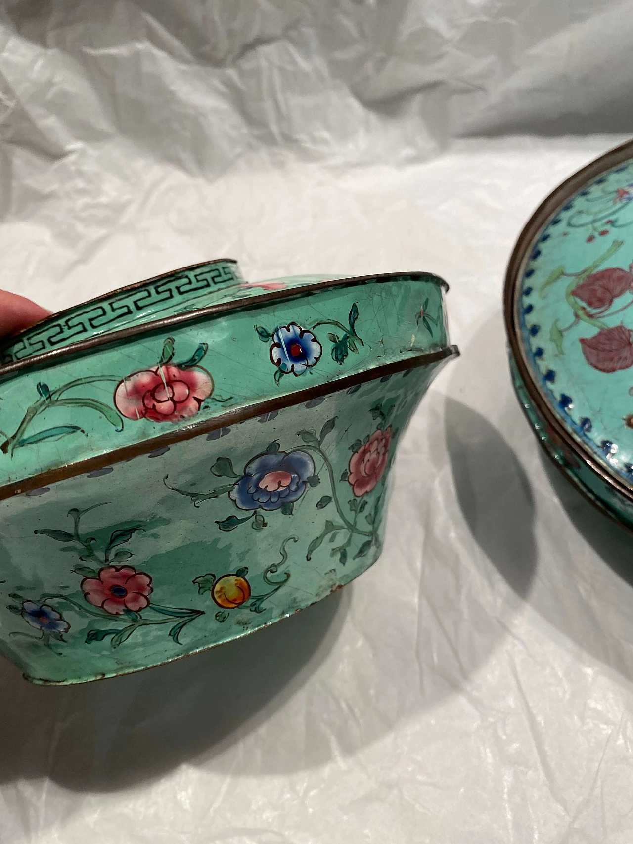Pair of Canton dishes in enameled metal with lid, 1800 1249124